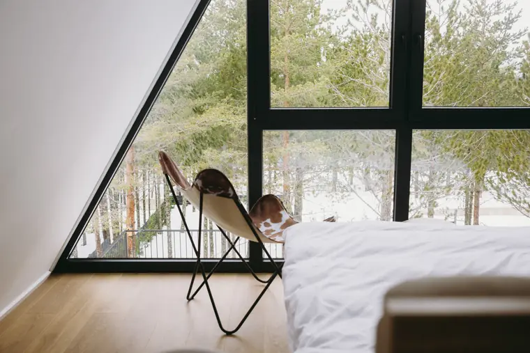 Spavaća soba s A-frame prozorom